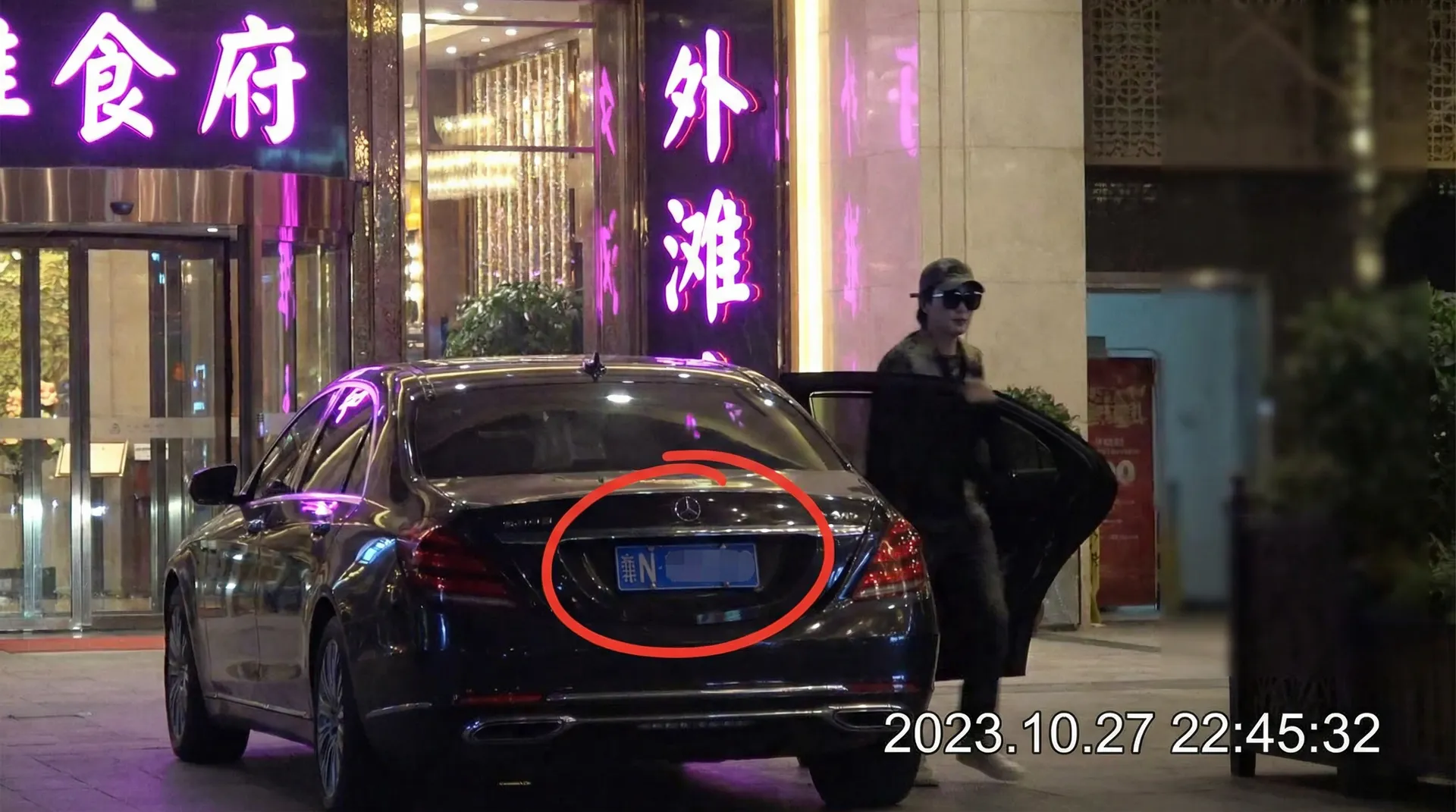 吃瓜51 - 豪车餐厅外偷拍